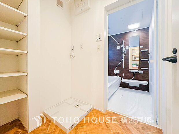 【Powder room】ご家族の1日が始まり、1日の終わりを締めくくる洗面空間。快適に過ごせることはもちろん、気品や優雅さを兼ね備えたパウダールームです。