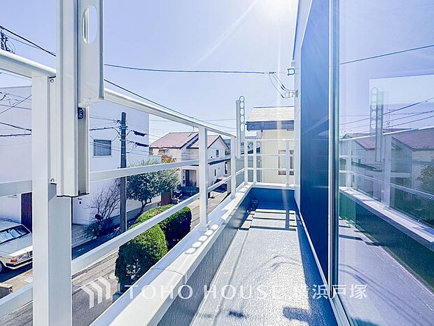 【Balcony】気持ちのいい空が見渡せる広いバルコニー。爽やかな風を感じて、心躍る素敵な暮らしがはじまります。
