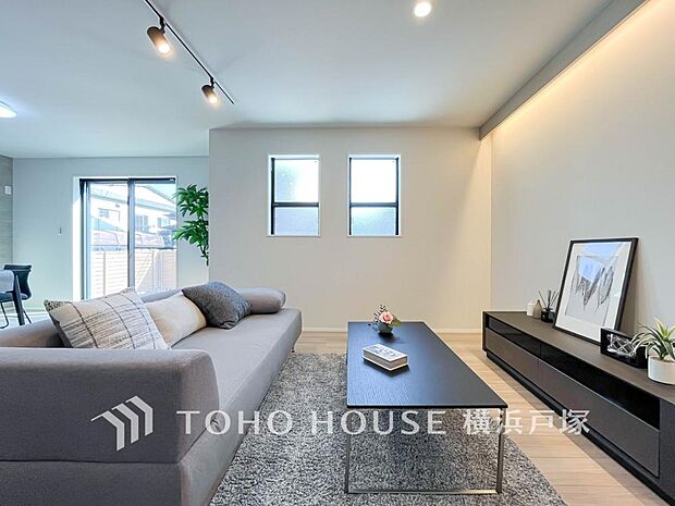 【Living room】ここにはみんなが集い、食事と楽しい会話が始まる。話に夢中になりすぎて、ついつい時を忘れてしまう。そんな束の間の幸せを感じさせてくれる場所。