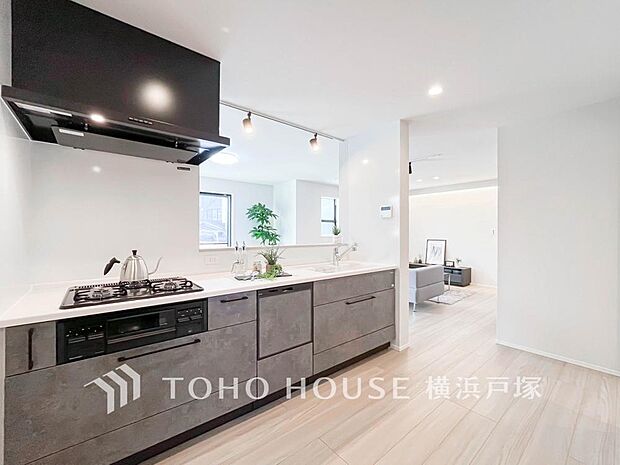 【Kitchen】長い時間滞在するキッチンだからこそ、食事の準備を楽しい時間に、忙しい時でもスムーズに無駄なく作業できる、お手入れも簡単にできるなど、毎日を楽しくするキッチンスペースに仕上げました。