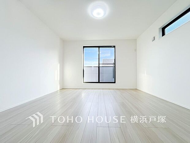 【Room】大きな窓からたっぷりと陽光が注がれる明るい空間。家族の成長に対応できる永住仕様の間取り。時を忘れて過ごす場所として過ごせるお部屋。
