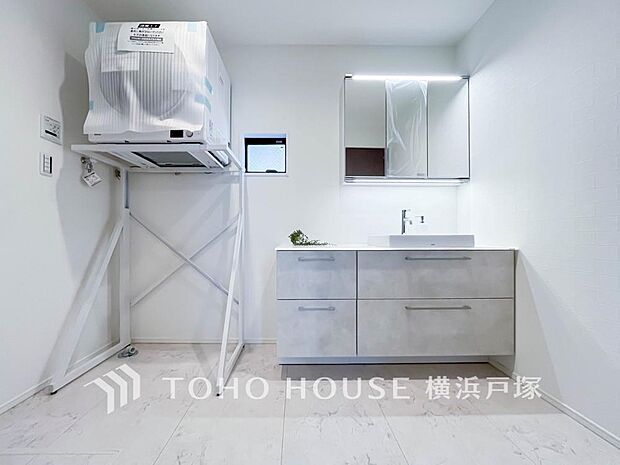 【Powder room】平日の朝であっても、落ち着きとくつろぎを感じられる。歯磨き粉が行方不明になるようなごちゃごちゃ感も解消。コーディネートされた空間で気持ちよく身だしなみを整えられます。