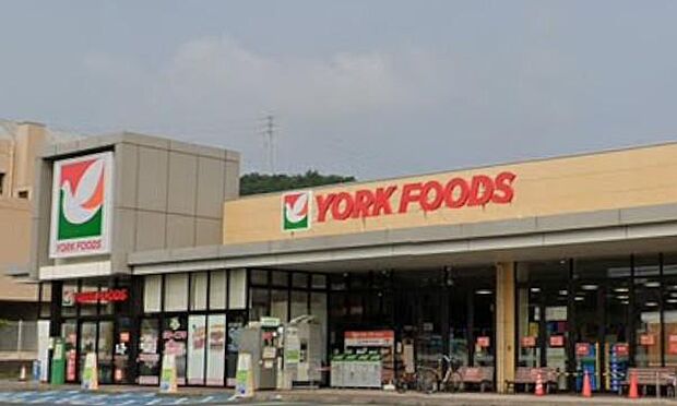 「食」の楽しさを提案する、モダンなグルメマーケット。活気あふれる店内に並ぶ旬の味覚が、毎日の献立に新しいインスピレーションを授け、家族の健やかな笑顔と満足感をスマートに育みます。