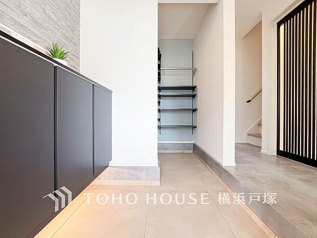 【Hallway】清潔感漂う廊下。各お部屋をつなぐ主要空間として美しく存在しています。