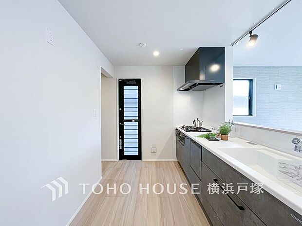 【Kitchen】ご家族みんなで調理ができる位のスペースを実現したキッチン空間となっております。みんなで作った料理を召し上がりながらの会話は、どのような物になるのでしょうか。