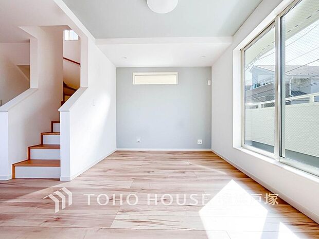 【Living room】柔らかな色合いのフローリングと清潔感の溢れるクロスが明るい空間を創り出しているリビングダイニング。憩いの場に相応しく、ここで楽しむ家族の時間が絆をより深めてくれそうです。