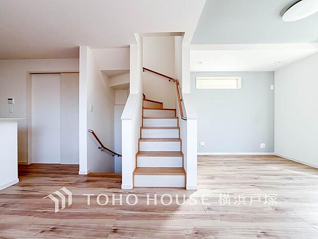 【Living room】ここにはみんなが集い、食事と楽しい会話が始まる。話に夢中になりすぎて、ついつい時を忘れてしまう。そんな束の間の幸せを感じさせてくれる場所。