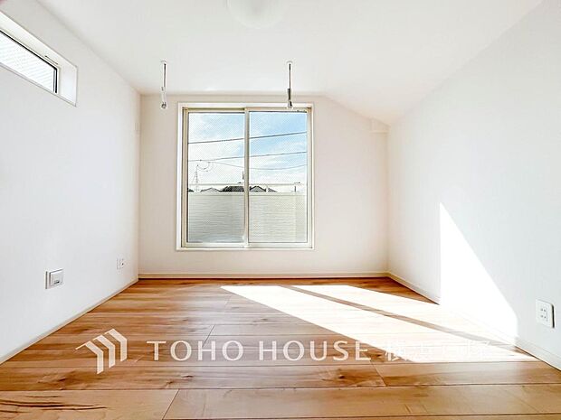 【Room】採光もアクセントの一つとして。プライベートルームにはやさしい光が射し込んでいて、この明るい好みの空間で読書をしたり、音楽を聞いたりと一人の時間も充実したものにできます。