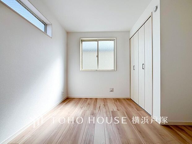 【Room】1日の疲れを癒し、心地よく寛げるようゆったりとした広さを確保しています。プライベートタイムをより優雅に穏やかに…。落ち着いた雰囲気を紡ぎます。