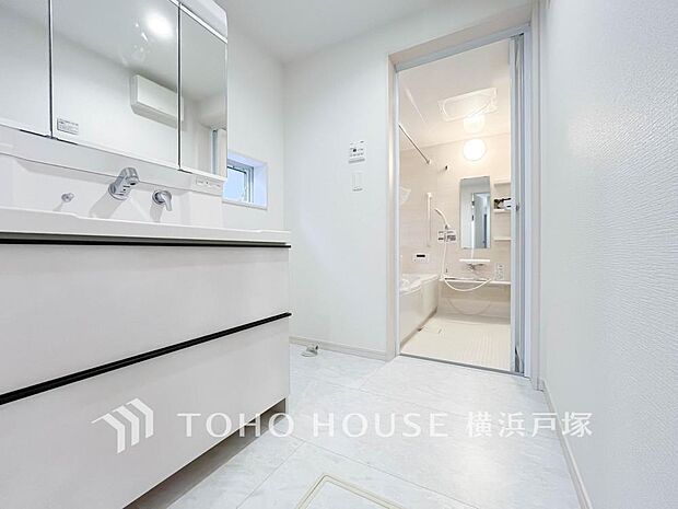 【Powder room】脱衣スペースを含む空間はゆとりの広さを設け、また洗面化粧台にも収納スペースを設ける事により、散らかりやすい洗面スペースをスッキリ保てます。