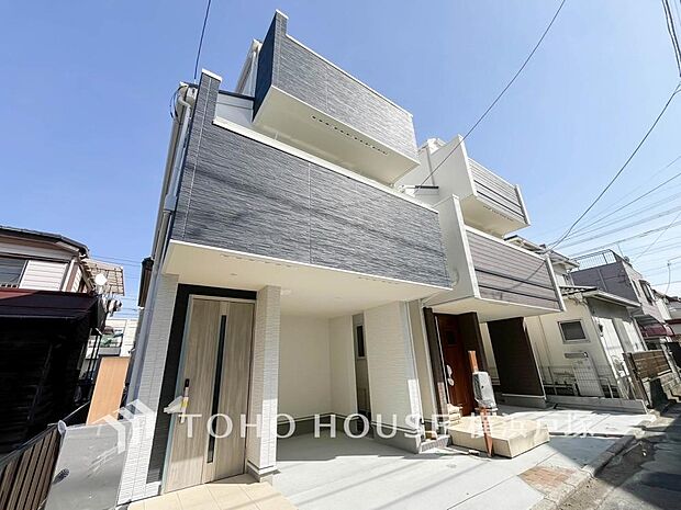 【Appearance】爽やかな青空の下に贅沢なほどに降り注ぐ陽光、豊かな居住性と、クオリティが見事に調和した住空間は、住まうことの喜びを感じさせてくれます。