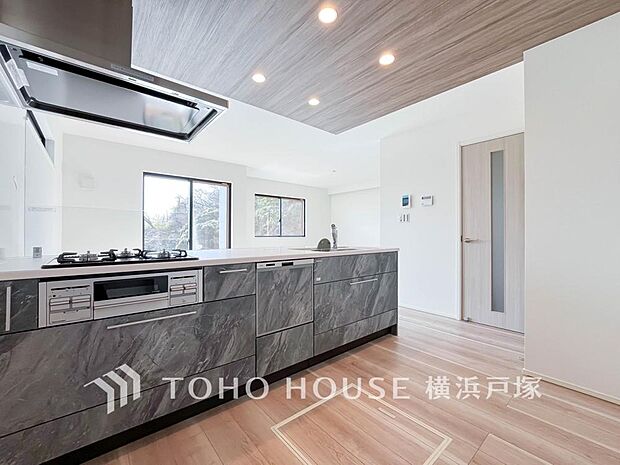 【Kitchen】手元の収納から、足元の収納までが全てスライド式で、奥のスペースまで有効に活用できます。奥まで上から見渡せるので、たまにしか使わない調理器具もサッと取出せます。