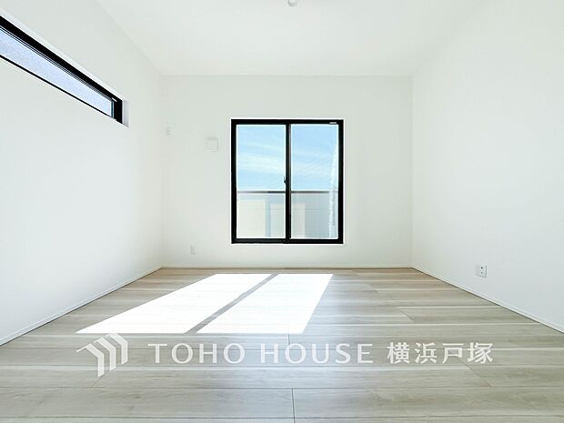 【Room】穏やかな風と陽光を導き、プライバシーに配慮された設計プランを採用し、居住性を一段と心地よいものにしています。明るく開放的な空間を演出しております。