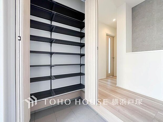 【SIC】玄関横に設置されたシューズインクローゼット。高さの調節もでき、お好きなサイズの靴はもちろん、傘やレインコート、ゴルフバック等も収納できるので、スッキリとした玄関が実現できます。