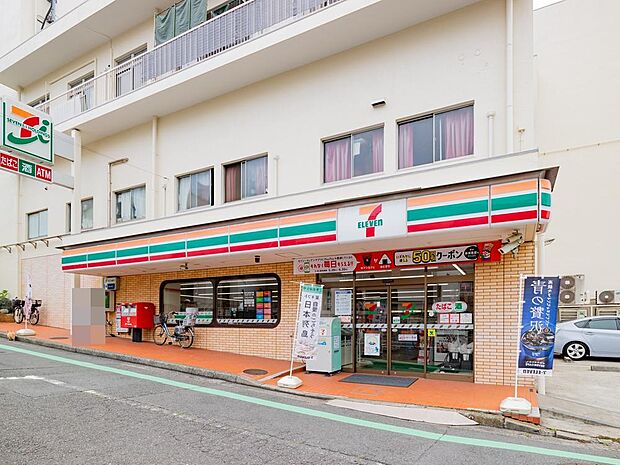 セブンイレブン横浜富岡西1丁目店(350m)飲食料品や生活雑貨を取り揃え、周辺住民や通勤・通学者に便利なサービスを提供しています。ATMや宅配便受付などもあり、地域の暮らしをサポートしています。