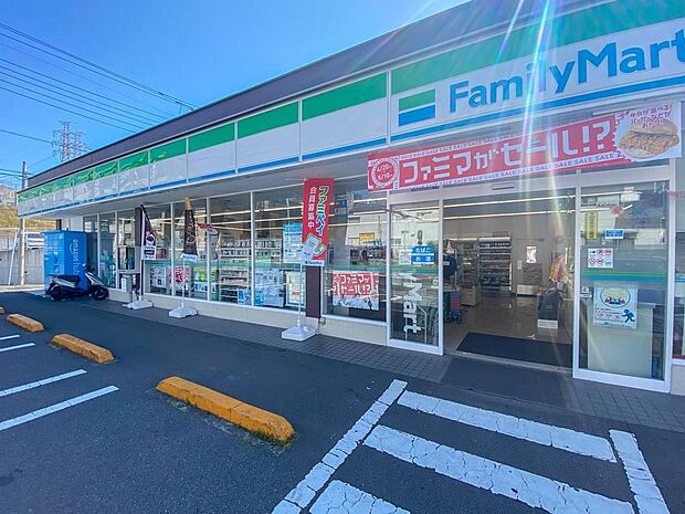ファミリーマート金沢富岡店(400m)お弁当やおにぎり、スイーツを手軽に購入できるコンビニエンスストア。日用品なども販売するほか、ATM利用や公共料金の支払いなど多様なサービスを利用できます。
