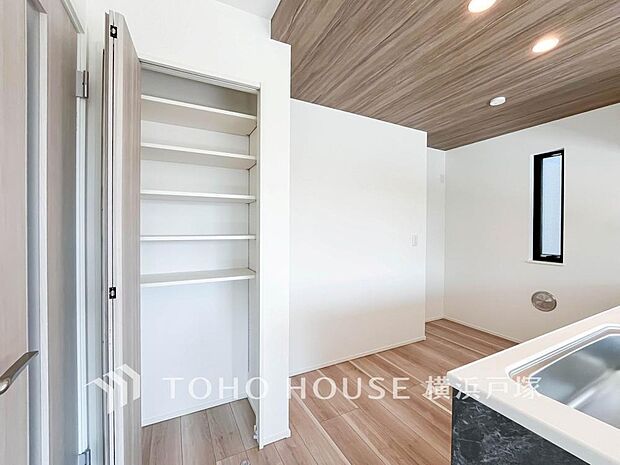 【Pantry】本邸宅にはパントリーをご用意いたしました。お買い物のストック分やその他の収納など、大容量の収納スペースとなっております。是非、現地をご確認下さい。