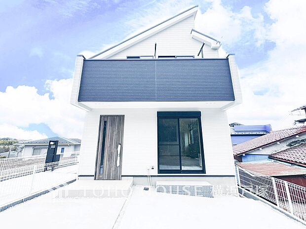 【Entrance】清潔感溢れる玄関がお出迎えする本邸宅の物語は、ここから始まる日常を期待させます。この場所には「希望」と「優越」で包み込んでくれる「特別」な空間があります。