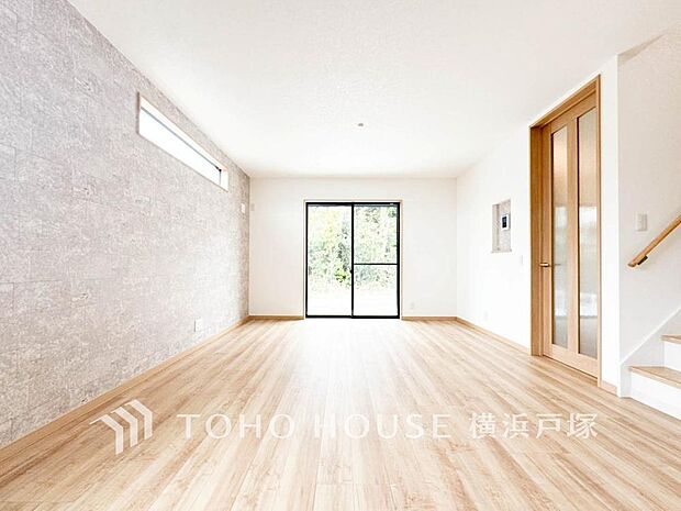 【Living room】光と風が溢れる開放的なリビングダイニングには自然と家族みんなが集まってきます。明るく穏やかな空気の中で飲んだり、食べたり、笑ったり。