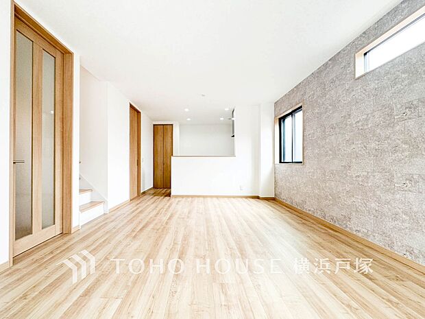 【Living room】柔らかな色合いのフローリングと清潔感の溢れるクロスが明るい空間を創り出しているリビングダイニング。憩いの場に相応しく、ここで楽しむ家族の時間が絆をより深めてくれそうです。