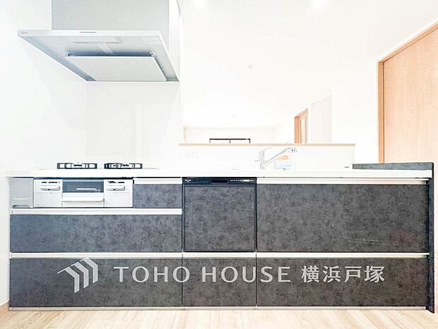 【Kitchen】手元の収納から、足元の収納までが全てスライド式で、奥のスペースまで有効に活用できます。奥まで上から見渡せるので、たまにしか使わない調理器具もサッと取出せます。