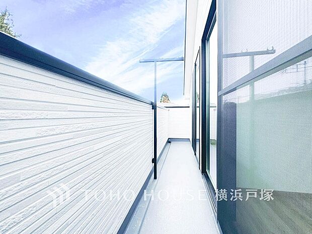 【Balcony】広いバルコニーは、暮らしの中での光と風を演出してくれています。見事なまでの開放的な空間をお楽しみください。