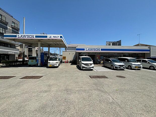 ローソン藤沢白旗四丁目店(500m)24時間営業のコンビニエンスストアです。ATM、駐車場、酒、タバコ、無印良品などのサービスを提供しています。