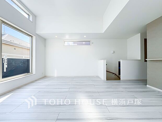 【Living room】ここにはみんなが集い、食事と楽しい会話が始まる。話に夢中になりすぎて、ついつい時を忘れてしまう。そんな束の間の幸せを感じさせてくれる場所。