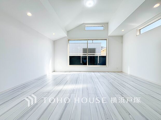 【Living room】家族みんなが爽やかに健やかに過ごせるように、溢れる光をたっぷり取り込んだリビングダイニング。集いの場、憩いの場としての快適性を求めたやすらぎの空間です。