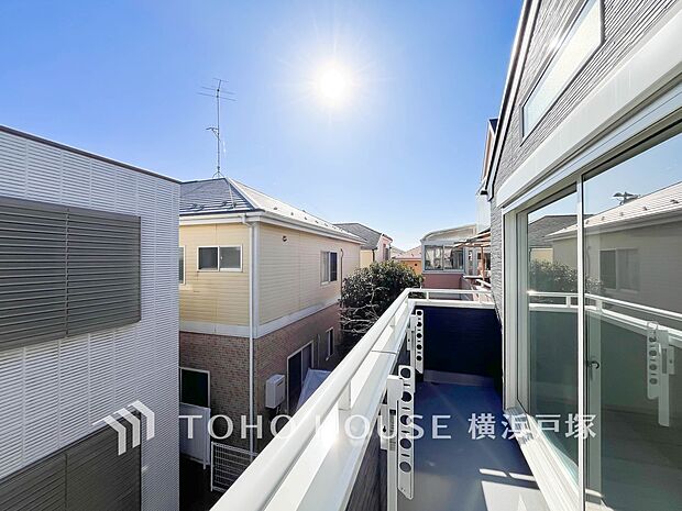 【Balcony】めまぐるしく過ぎ行く日々の中でゆったりとした休息と癒しを提供してくれる居住者のプライベート空間。