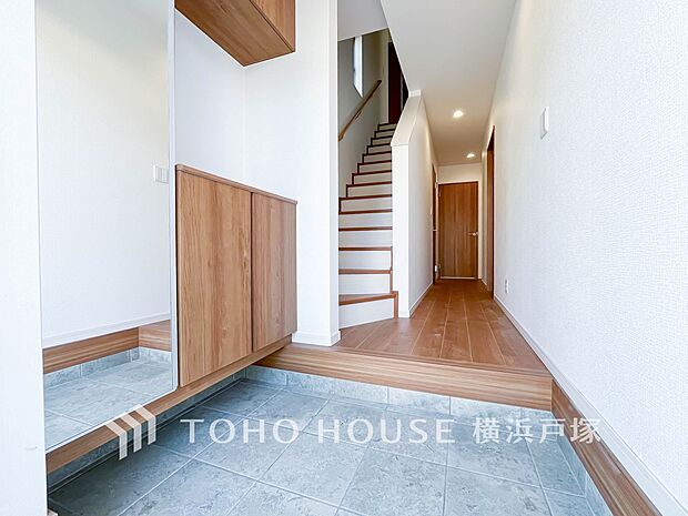 【Entrance】シンプルながらも洗練された印象の玄関スペース。住まいの入口として、さりげない良質感を感じられる空間です。