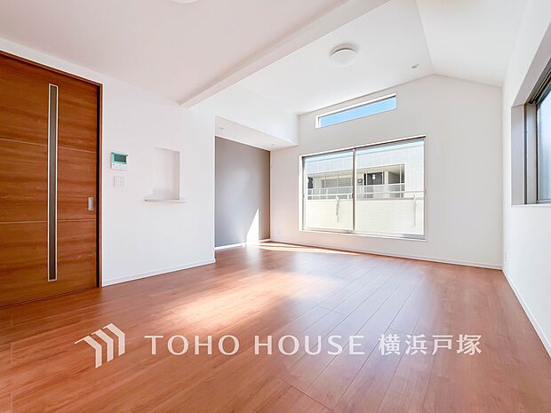 【Living room】家族みんなが爽やかに健やかに過ごせるように、溢れる光をたっぷり取り込んだリビングダイニング。集いの場、憩いの場としての快適性を求めたやすらぎの空間です。