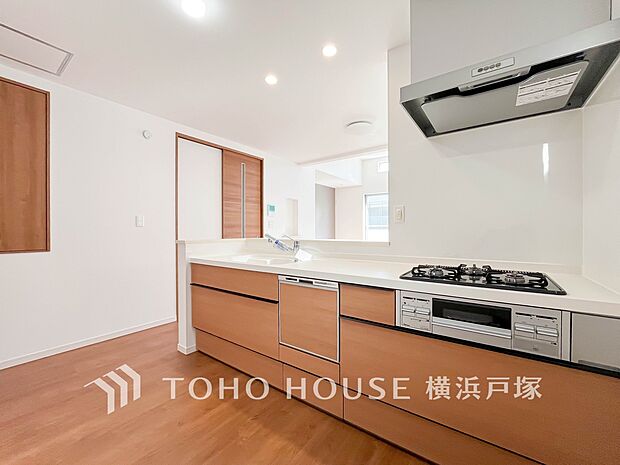 【Kitchen】ご家族みんなで調理ができる位のスペースを実現したキッチン空間となっております。みんなで作った料理を召し上がりながらの会話は、どのような物になるのでしょうか。