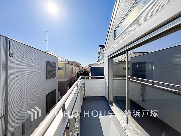 【Balcony】めまぐるしく過ぎ行く日々の中でゆったりとした休息と癒しを提供してくれる居住者のプライベート空間。