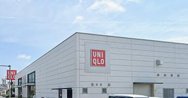 究のベーシックをアップデートし続ける、知的なファッション拠点。広々としたモダンな空間で、自分らしい「LifeWear」をスマートに手に入れ、日常をより軽やかに、より美しく彩ることができます。