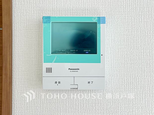 【TVモニタ付きインターホン】訪問者を玄関まで行かずに確認できます。嫌な訪問者と直接接触しないためトラブルを避けられます。