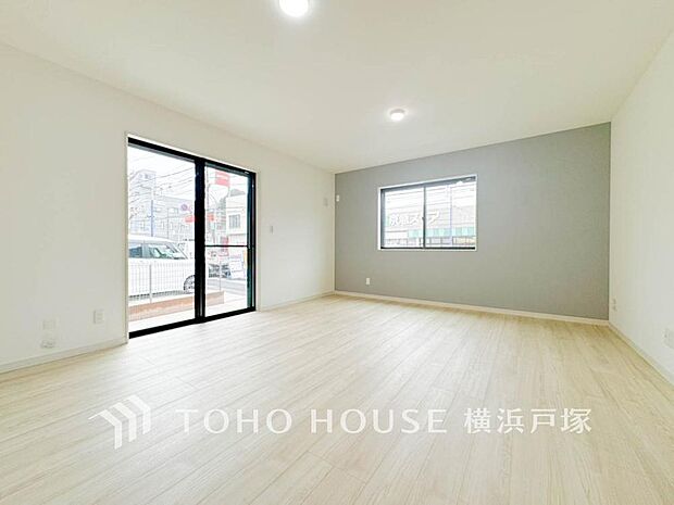 【Living room】家族と過ごすひと時を溢れる光が優しく包み込むリビングダイニング。家族とともに、心穏やかに過ごすひととき。家族との時間、自分の時間を大切にできる空間がここにあります。