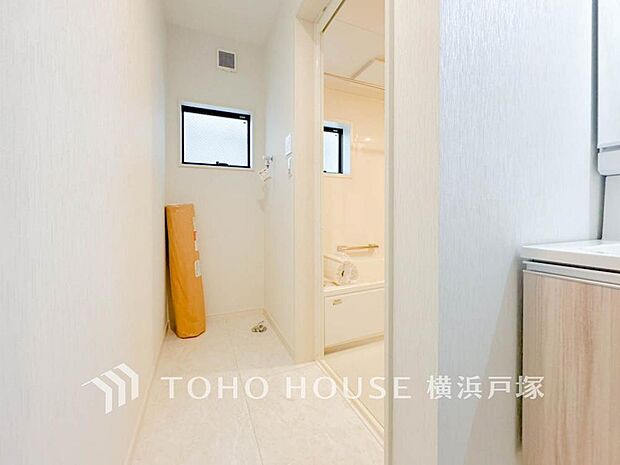 【Powder room】ご家族の1日が始まり、1日の終わりを締めくくる洗面空間。快適に過ごせることはもちろん、気品や優雅さを兼ね備えたパウダールームです。