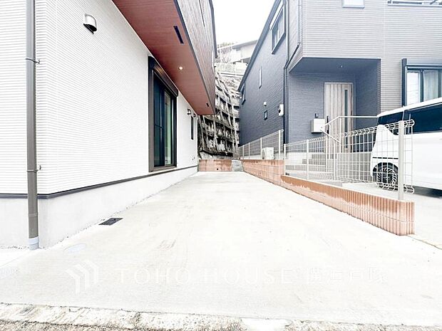 【Car space】ゆったりとした駐車スペースを確保いたしましたので、2台も駐車可能です(車種による)。自転車やバイクなど、ゆとりのある敷地で置き場所に困ることはないでしょう。