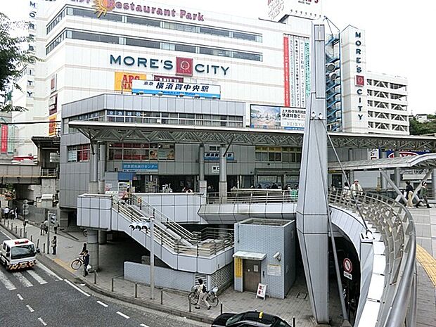 品川駅まで約44分、横浜駅まで約26分。駅直結のショッピングモール「横須賀モアーズシティ」があります。