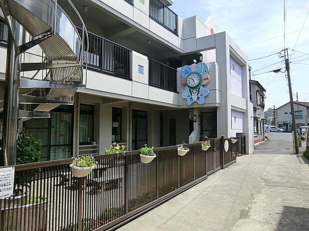 幼保連携型認定こども園です。教育と保育を一体的に提供し、家庭的な雰囲気の中で豊かな人間性や感性を育てることを目標としています。子ども一人ひとりの個性を大切に健やかな成長をサポートしています。