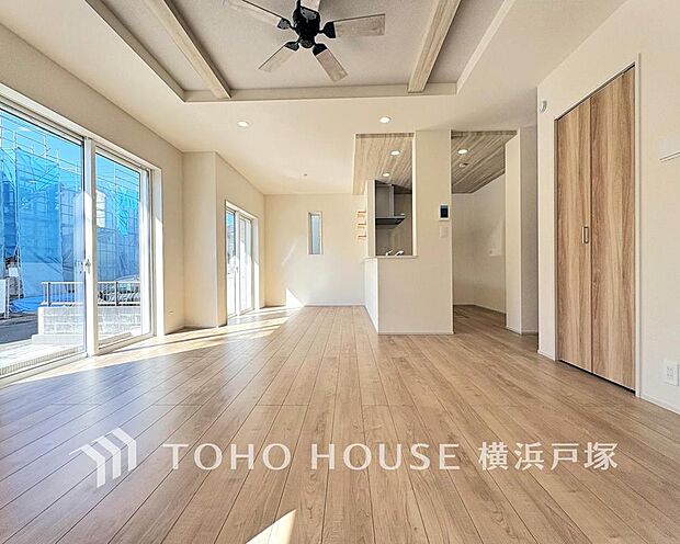 【Living room】南向きの大きな窓から陽光が降り注ぎ、明るく開放的なリビング。家族の会話が弾む、心地よい団らんの空間です。