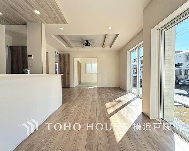 【Living room】開放感あふれる明るいリビングは、家族の会話が弾む対面設計。お子様の成長を見守る理想の空間です。