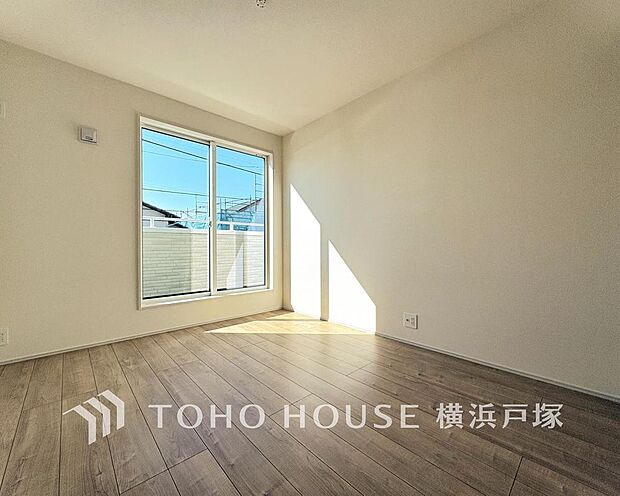 【Room】大きな窓からたっぷりと陽光が注がれる明るい空間。家族の成長に対応できる永住仕様の間取り。時を忘れて過ごす場所として過ごせるお部屋。