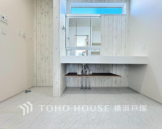 【Powder room】明るく清潔感のある洗面台は、家族の身支度を快適にサポート。収納力のある三面鏡で、散らかりがちな洗面周りもすっきり保てます。