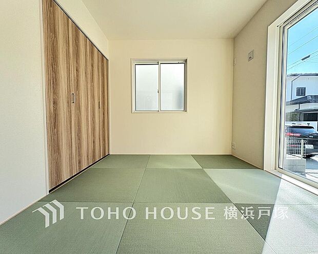 【Japanese-style room】和室は有るだけでも落ち着く空間ですが、 「家族団らん」 「来客時の客間」「赤ちゃんのお昼寝」等々多目的なスペースとして活用出来る便利な空間です。