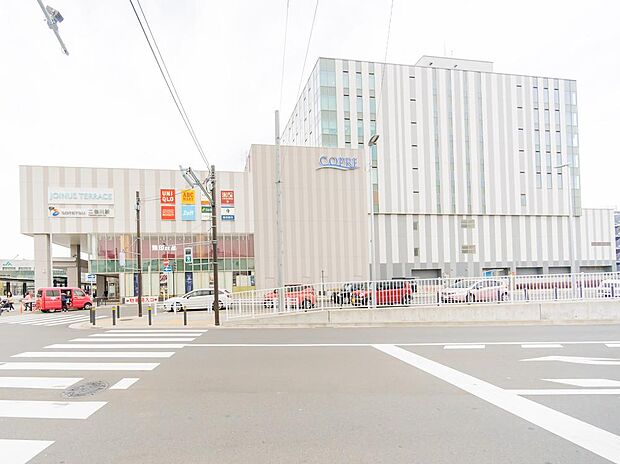 ジョイナステラス(1800m)相鉄線を挟んでテラス1とテラス2の2つの建物で構成される大型ショッピングモール。二俣川駅直結の利便とお洒落なカフェや飲食店の充実で、ウィークデーも賑わいを見せています。