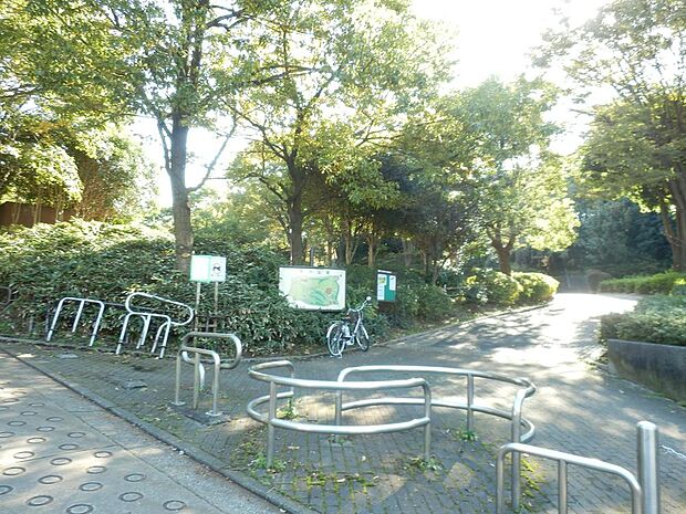 今川公園(1200m)野球場やテニスコートなどがありスポーツが楽しめます。お子様が喜ぶローラー滑り台やたくさんの遊具が揃った公園です。