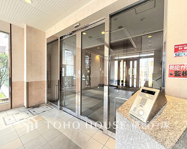 【Entrance】上品で清潔感があるエントランスは住人やゲストを迎え入れ、そして送り出す場にふさわしい上質な空間です。プライベート感が高まるシックな装いのエントランス。