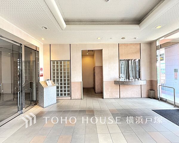 【Entrance】上質感漂うエントランス。めまぐるしく過ぎ行く日々の中でゆったりとした休息と癒しを提供してくれる居住者のプライベート空間があります。